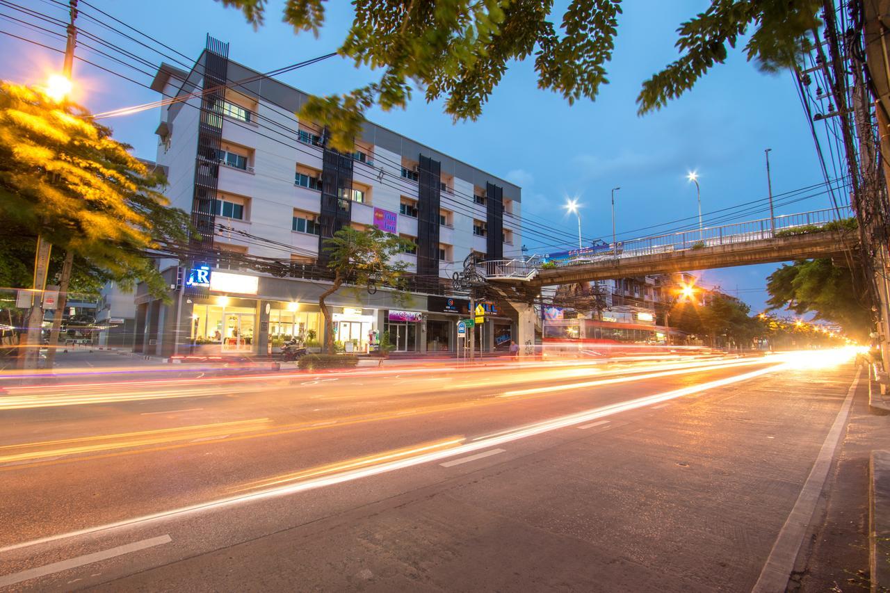 Jr Mansion On Nut Soi 25 Banguecoque Exterior foto