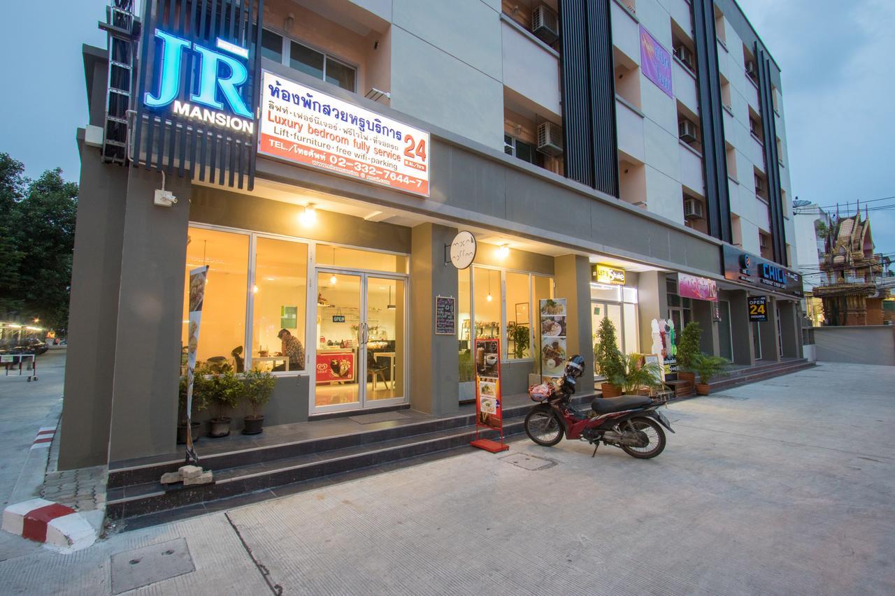 Jr Mansion On Nut Soi 25 Banguecoque Exterior foto