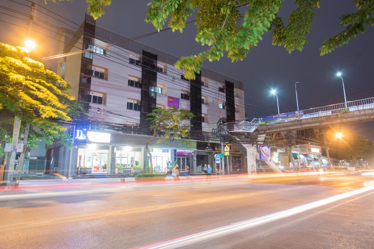 Jr Mansion On Nut Soi 25 Banguecoque Exterior foto